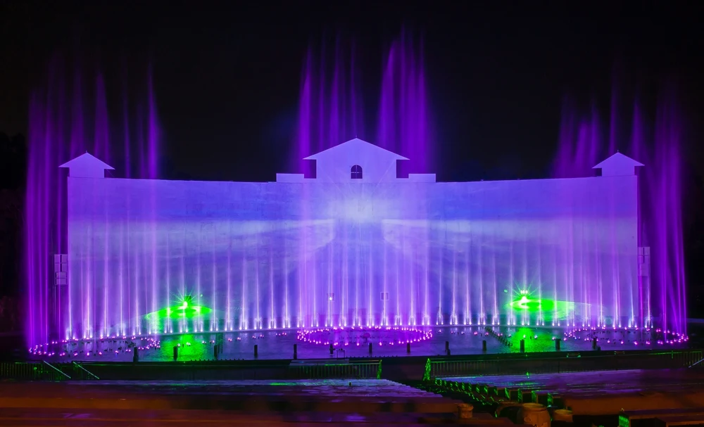 一日の終わりはレイク メイ グランド ショーでエキサイティング