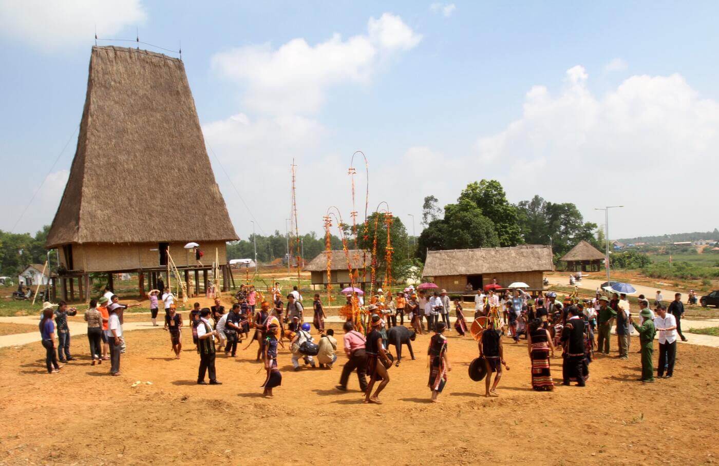 コンコツ村では祭りや銅鑼の音はとても身近なものです