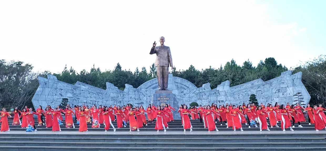 광장의 가장 눈에 띄는 하이라이트는 중앙에 자리잡은 호치민 주석의 동상이다.