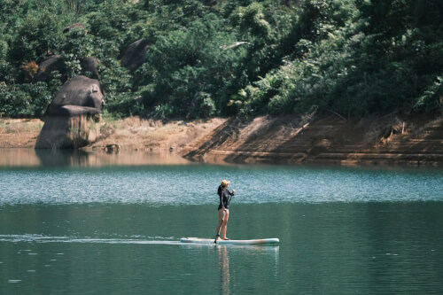 カオバンでSUPを漕いでいたハノイの少女が「地面40メートルに落ちた」とのこと