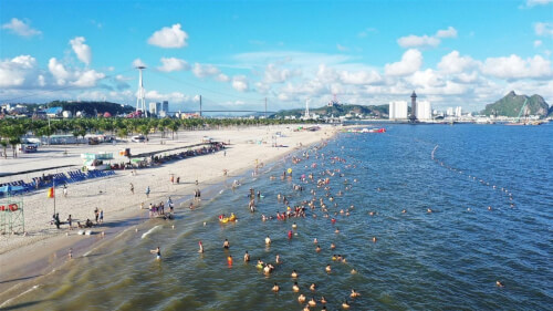 バイ チャイ ビーチで泳ぐ観光客