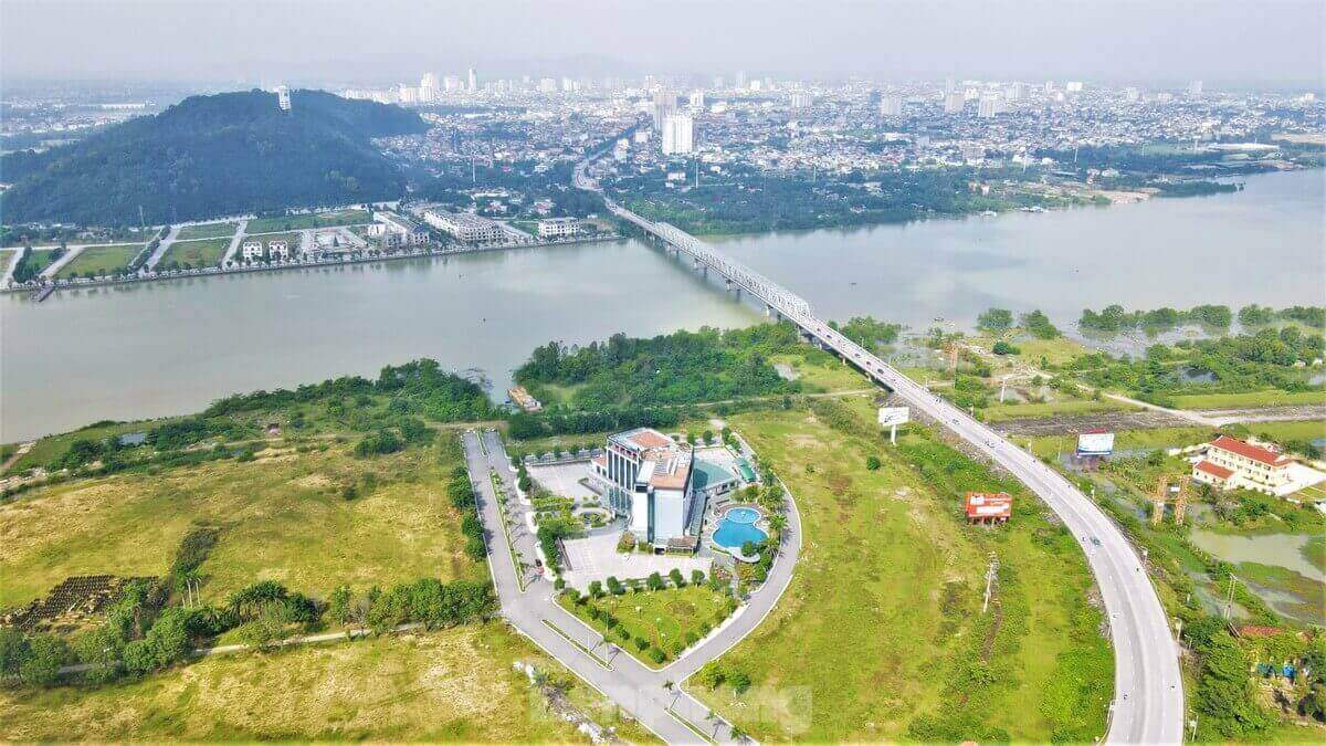 ゲアンとハティンを結ぶラム川にかかる美しく詩的な橋