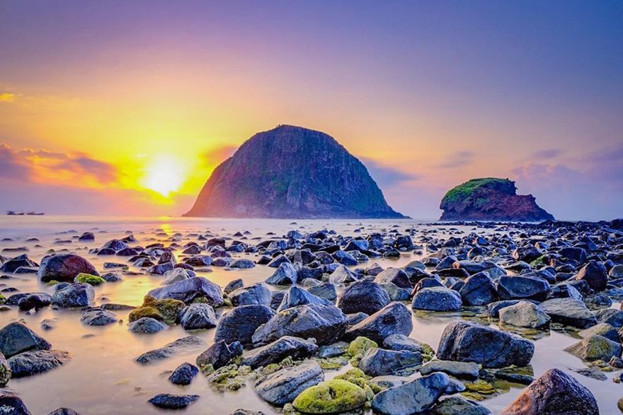 Những ghềnh đá tạo nên vẻ đẹp đầy kỳ bí cho Hòn Yến.