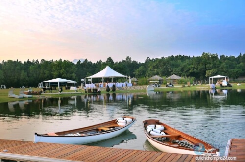 Bên Thuyền Hồ Đại Lải