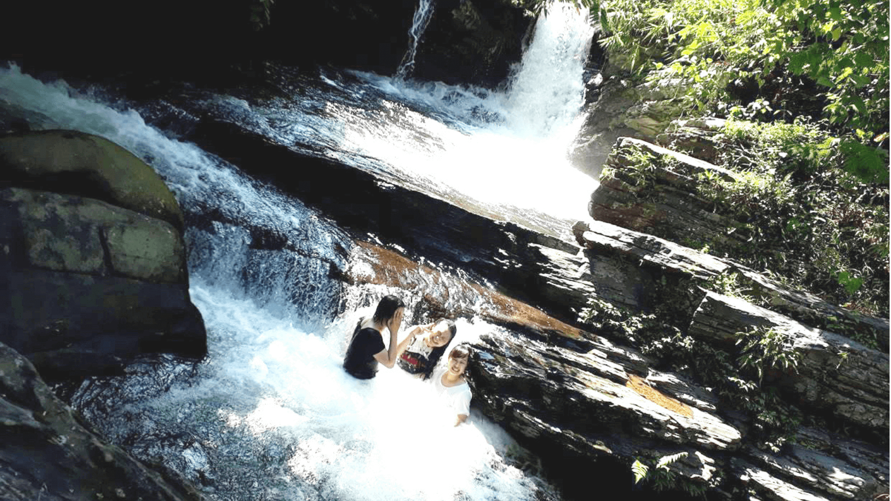 ピャビョック山の麓にある滝の美しさ