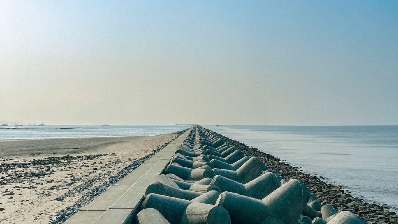 Cuối Tuần Bình Yên Tại Bờ Đê Chắn Sóng Cát Hải