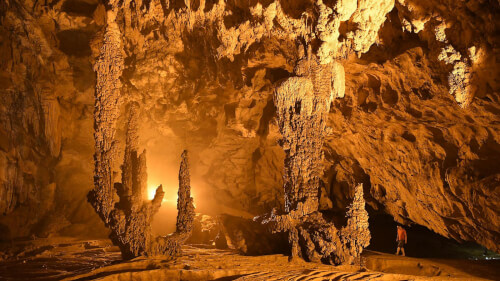 Bên trong động Ngườm Ngao