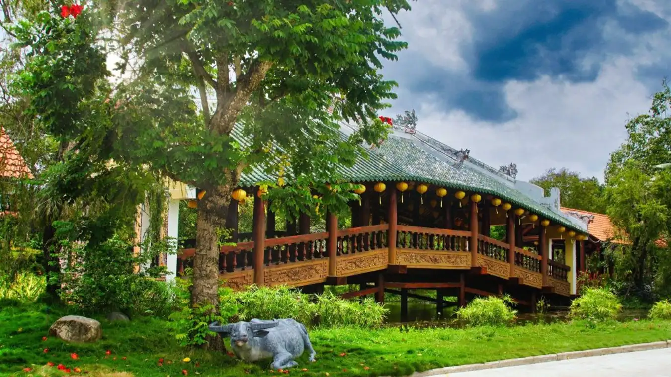 フエのタントアンのタイル張りの橋は幻想的です。