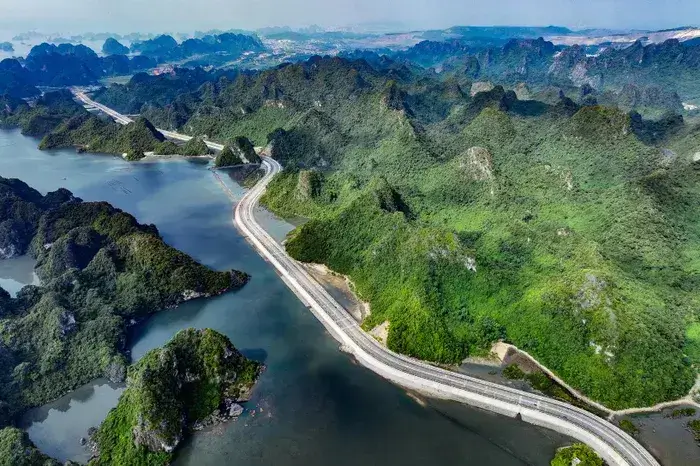 ベトナムで最もユニークで美しい海岸ルートのフライカムからの眺め