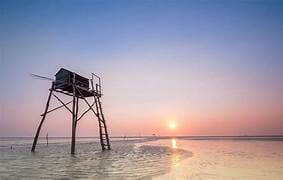 泳ぐのは難しいビーチですが、それでも多くの観光客が来たいと思っています