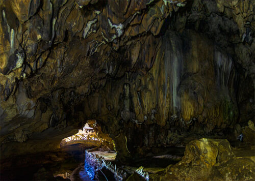 Bên trong Động Nhị Thanh