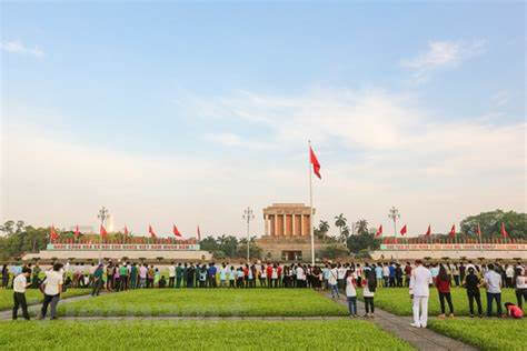 バーディン広場での国旗掲揚式 - 叔父の誕生日にホー叔父の霊廟