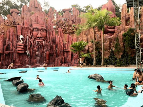 タン トゥイ温泉で楽しむ観光客