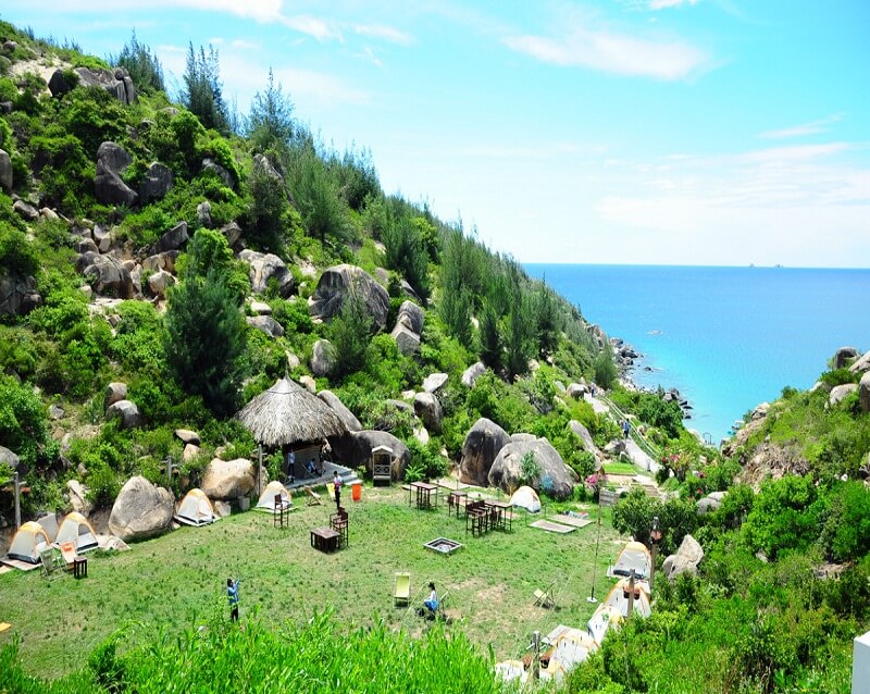 위에서는 보트가 떠다니는 잔잔하고 푸른 바닷물을 내려다봅니다.