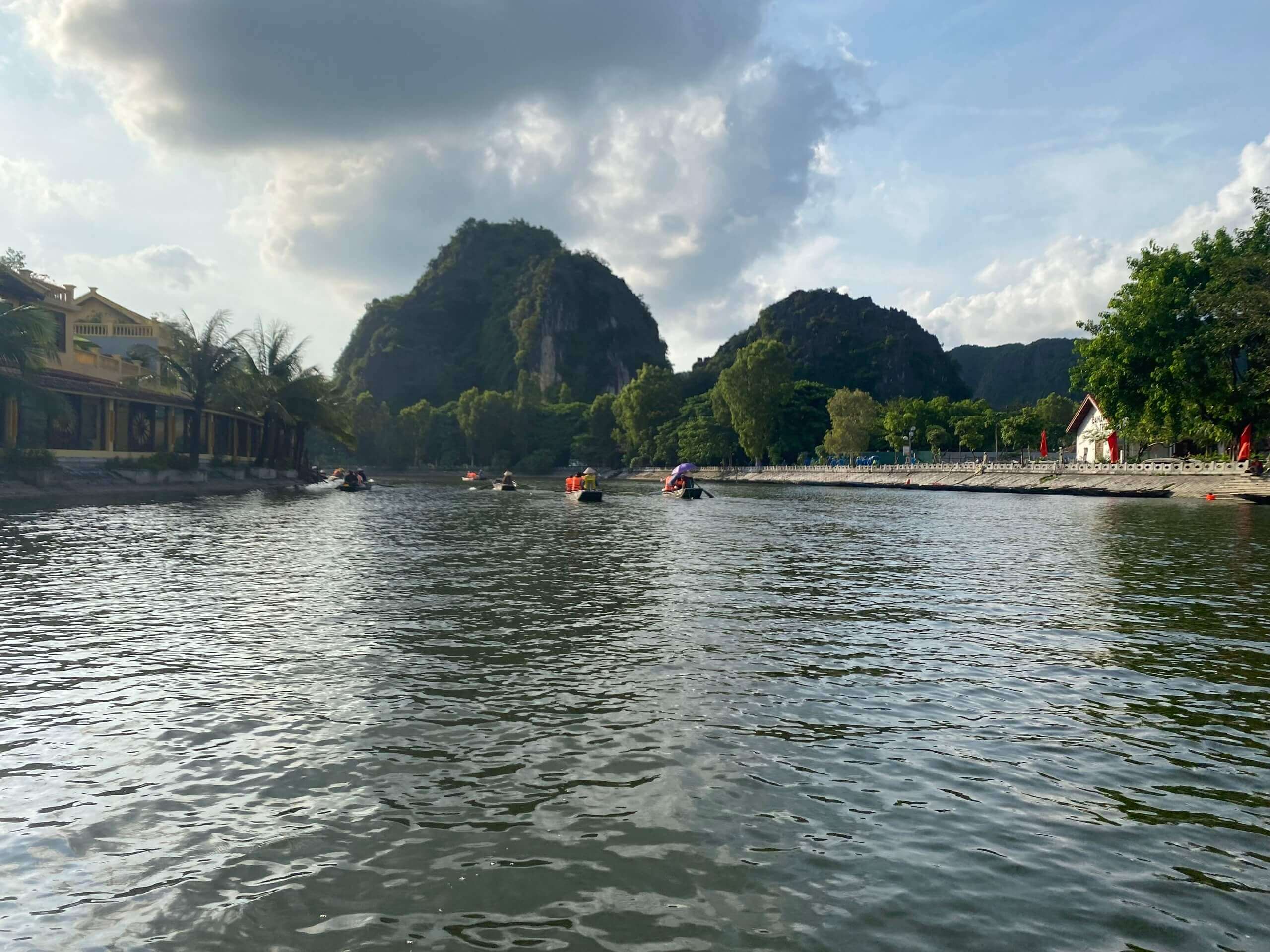 Rowing in Tam Coc - An Unchanging but Extremely Attractive Activity