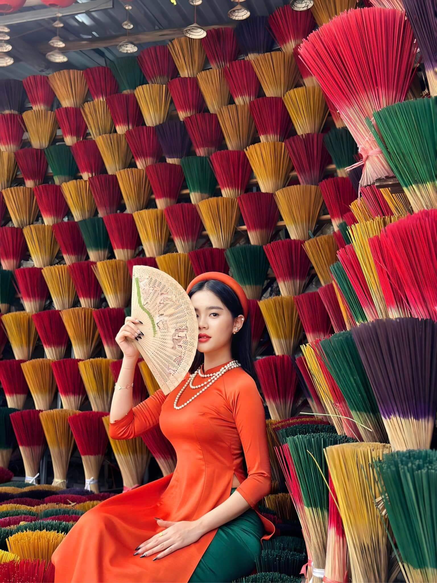 후에(Hue)를 여행하는 동안 관광객들은 문화 및 역사적 유산을 방문하는 것 외에도 Thuy Xuan 향 마을을 방문하는 데 시간을 보내야 합니다.