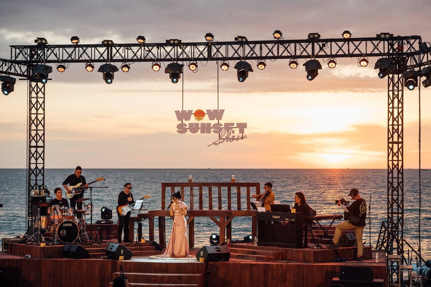 「WOWサンセット」を上映