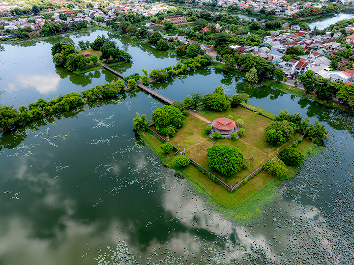 틴탐 호수는 마치 "요정의 나라"처럼 푸르고 시적인 풍경으로 유명합니다.