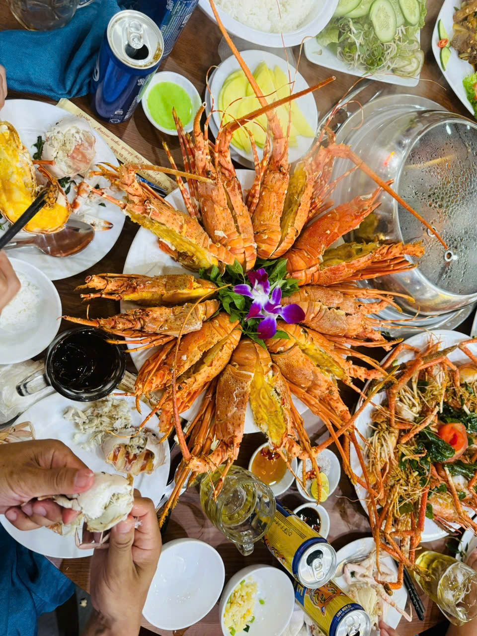 버터를 곁들인 구운 랍스터.