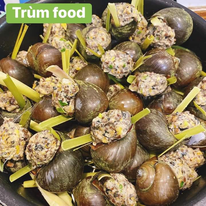 레몬그라스와 칠리를 곁들인 속을 채운 사과 달팽이 찜입니다.