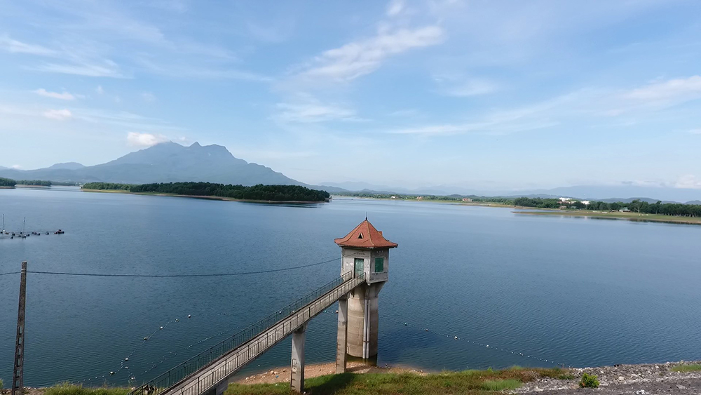 スオイハイ湖の「有名な」灯台