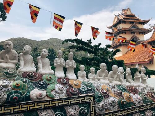 釈迦牟尼仏 - 賑やかな都会の静かな場所