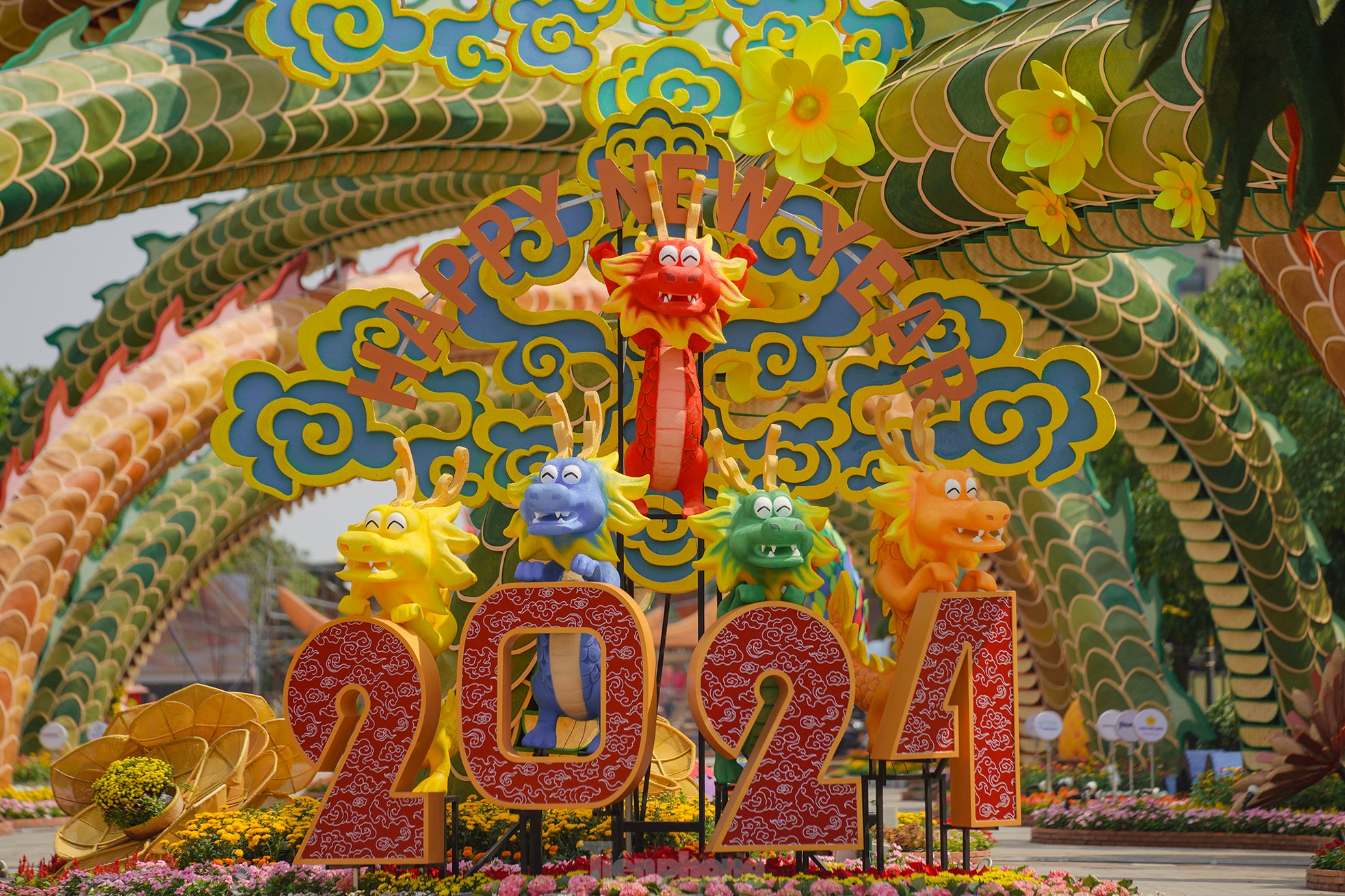 開園時間前に、グエン フエの花街で曲がりくねる 3 つの巨大なドラゴンのマスコットを見学