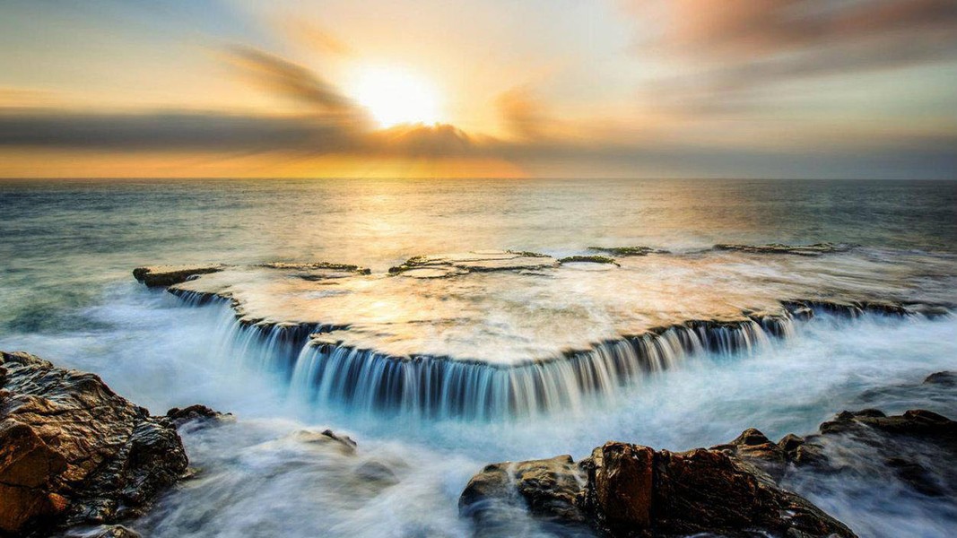 ベトナムの海上にある独特の滝の美しさに「戸惑った」