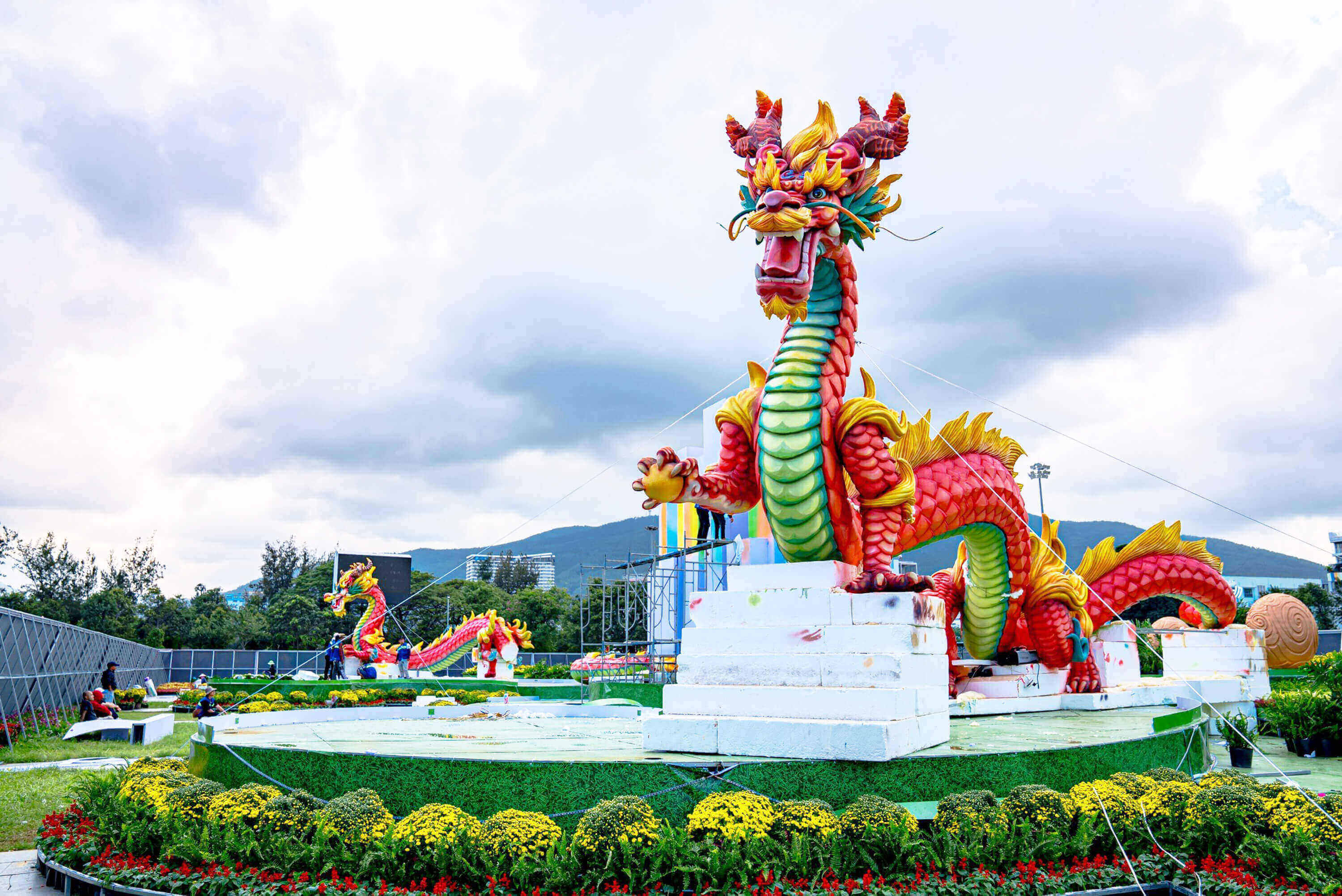 ビンディン省の「ドラゴンの父と妖精の母」をイメージした一対のドラゴンを公開