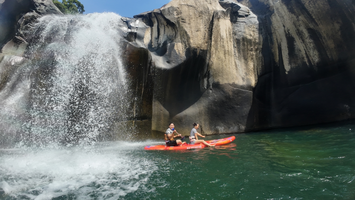 Chèo kayak ở Vực Phun.