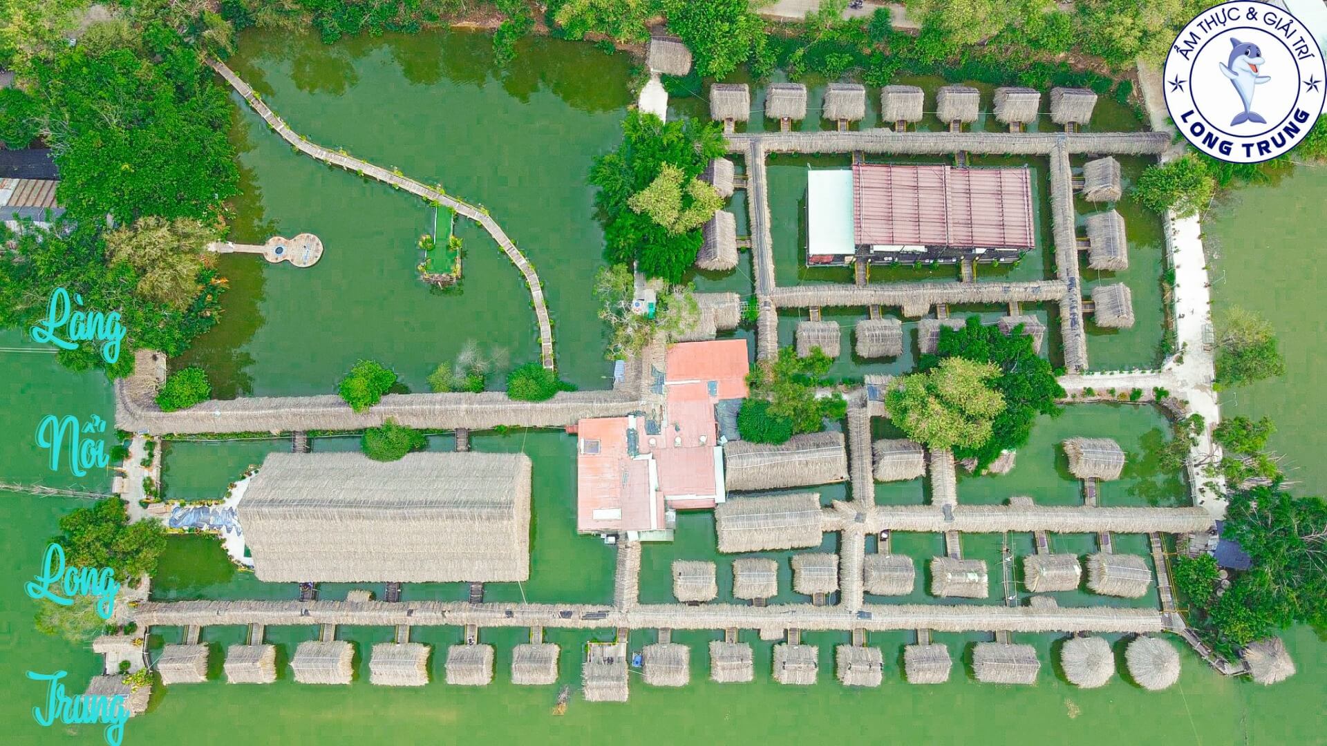 ここに来ると、訪問者はすぐに、ニパヤシの葉でできた簡素な屋根を備えた、竹で建てられた 16 棟の水上小屋が整然と並んで建てられていることにすぐに感動するでしょう。