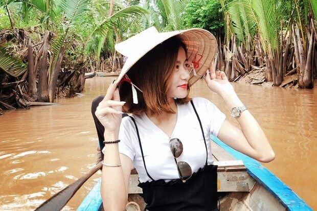 ボートでコンオクに行くと、西部の川の穏やかな美しさに浸る機会が生まれます。