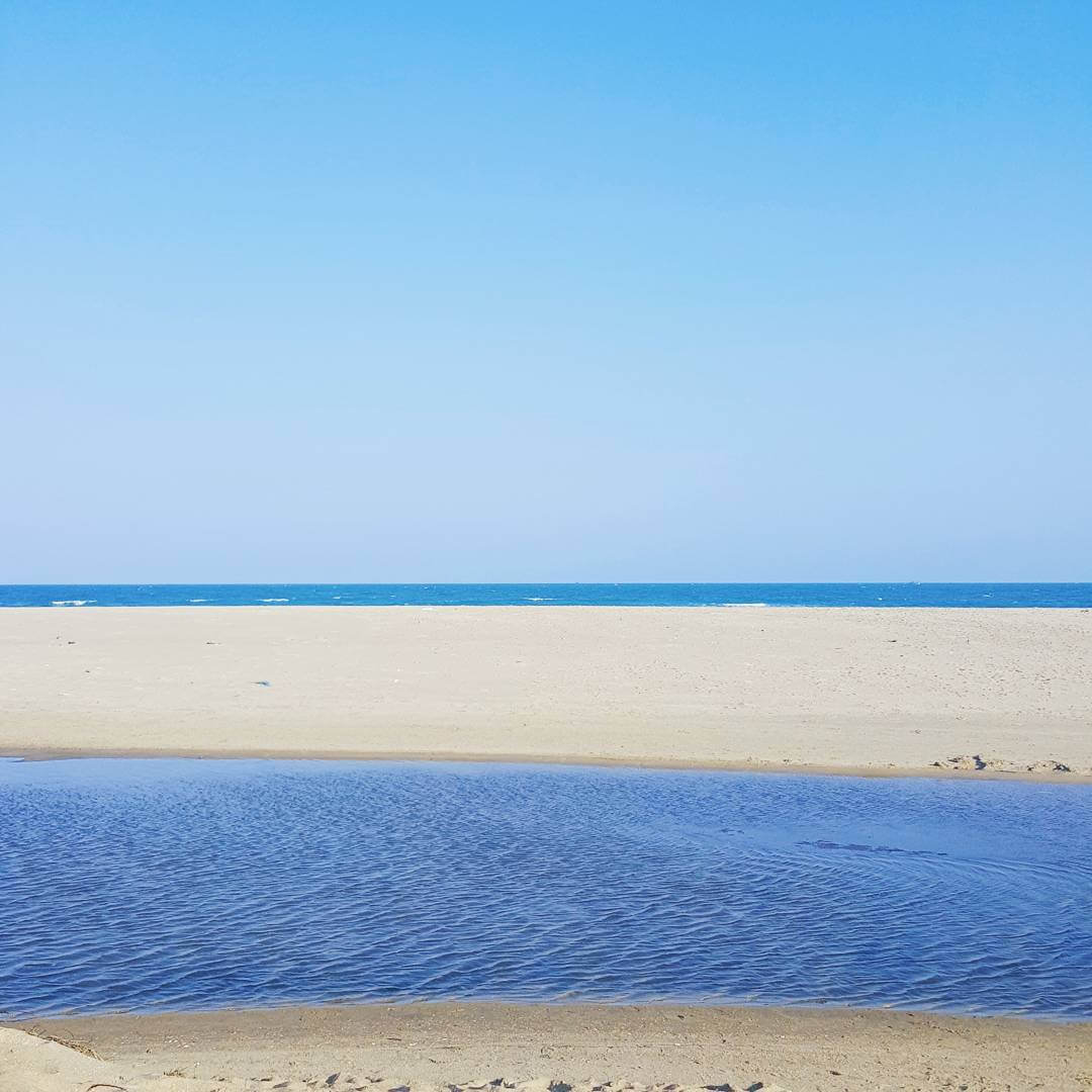 ビーチは、2 つの特徴的な平行した海によって、どの写真撮影にも夢のような美しさをもたらします。