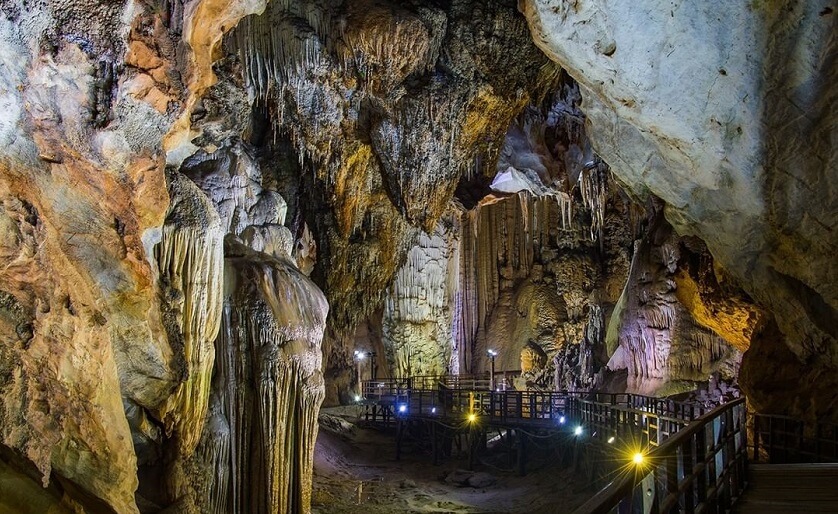 A Symphony of Stalactites: Discovering the Magic of Phong Nha Cave