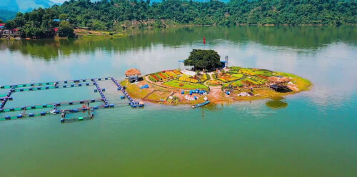 ヌイコック湖の真ん中にある遊び場