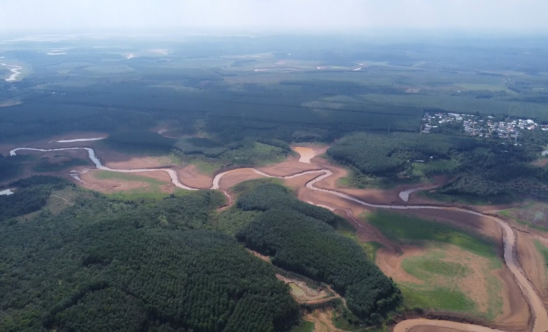 川、雲、空の広大な風景が広がるこの場所は、最高に思い出に残る素晴らしい体験を約束します。