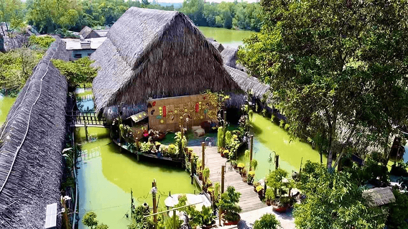 この水上ステージは多くの観光客に人気のチェックイン場所でもあります