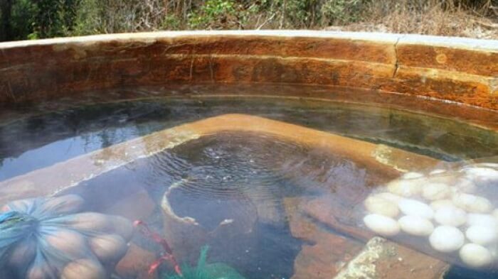 Tắm suối khoáng nóng rất tốt cho sức khỏe.