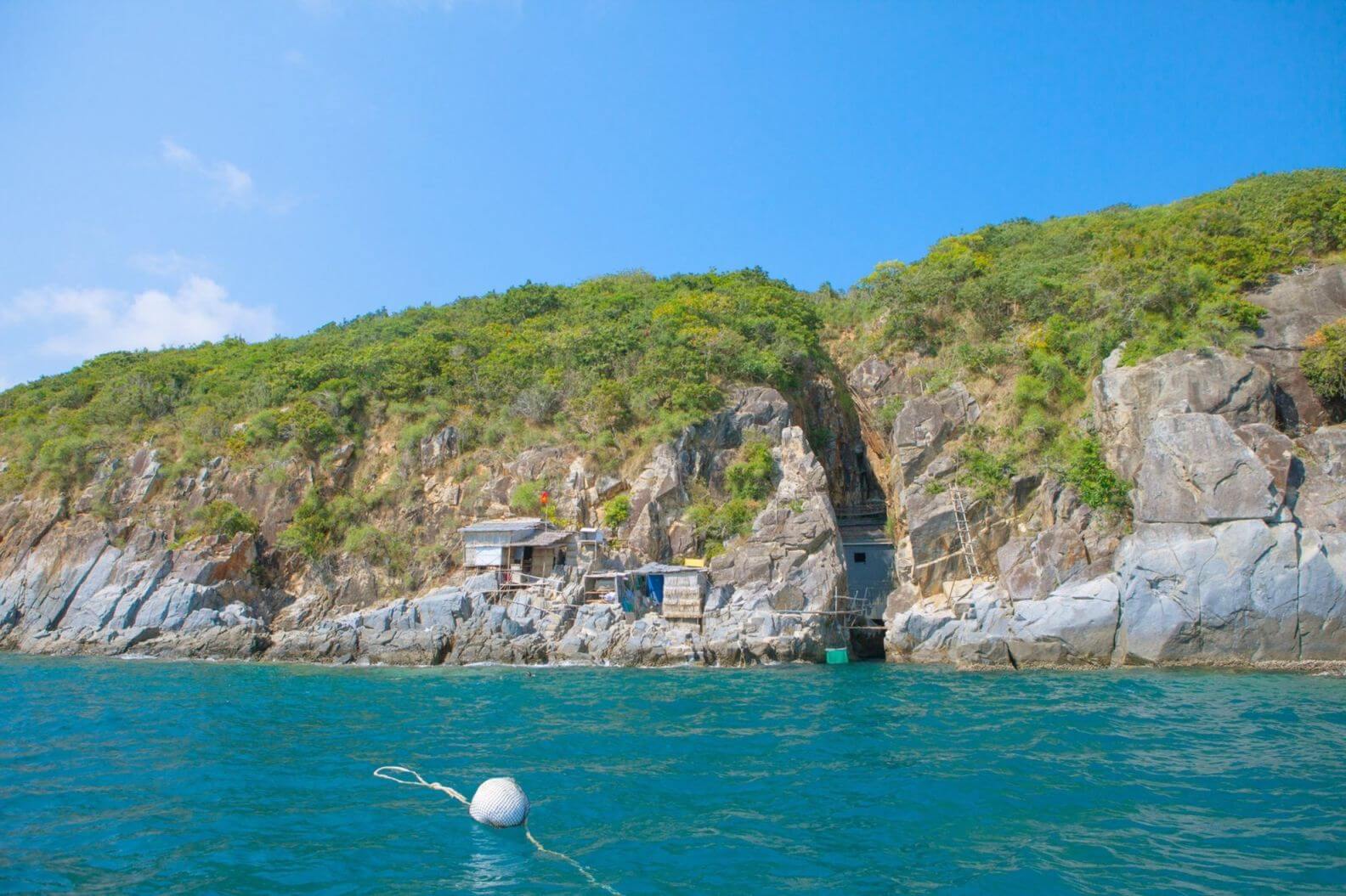 산이 로빈슨 섬 나트랑의 평화로운 바다를 둘러싸고 있습니다.