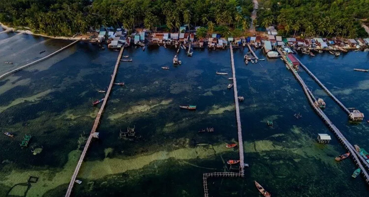 ラックベム漁村は、その野生的で素朴な外観が特徴のフーコックの有名な観光地の 1 つです。