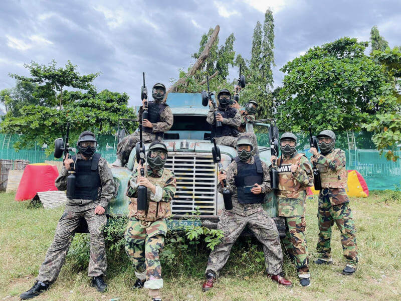 ヴオン・ショアイ観光地での銃撃戦愛好家向けの特別なゲームはペイントボールです。