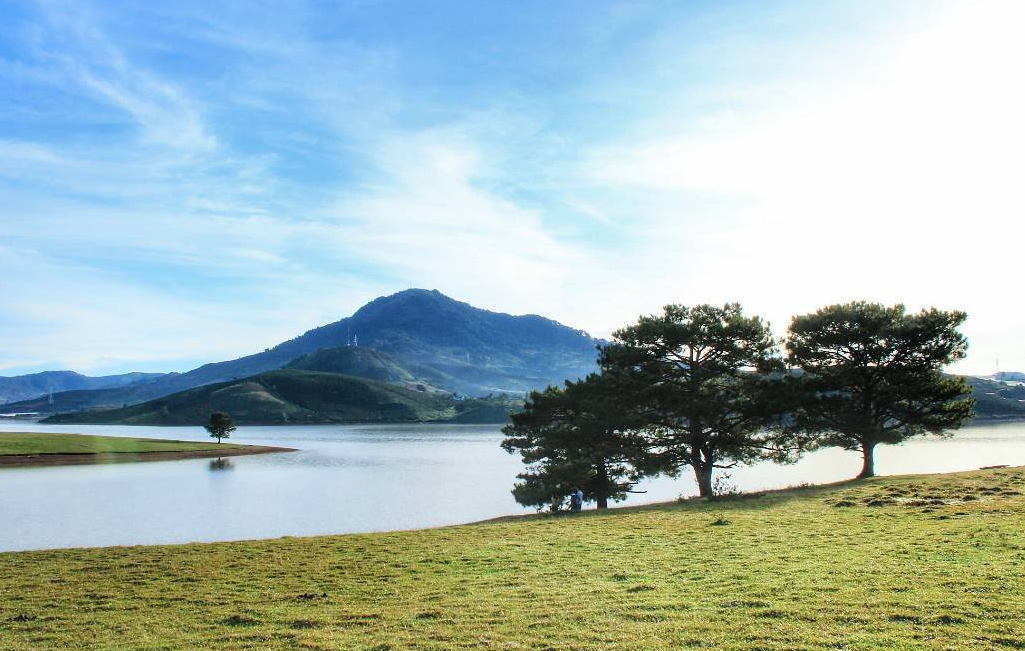 季節ごとに、スオイハイ湖には独特の魅力があります