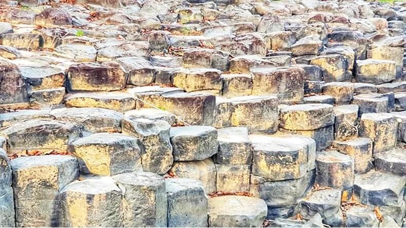 반 마을의 고대 돌 개울