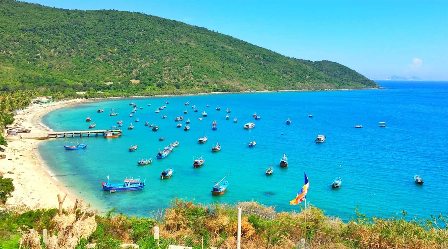 Surrounded by majestic mountainous terrain, covered by a layer of cool blue sea water, Van Phong Bay will make you nostalgic at first sight.