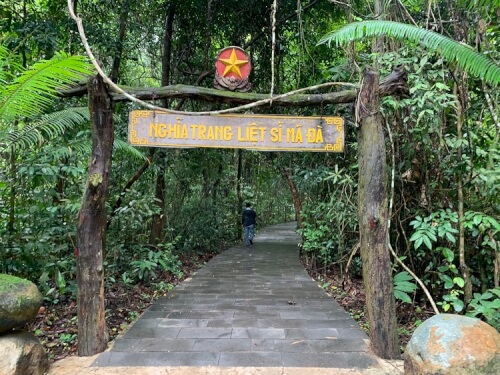 南部県中央基地の馬大殉教者墓地