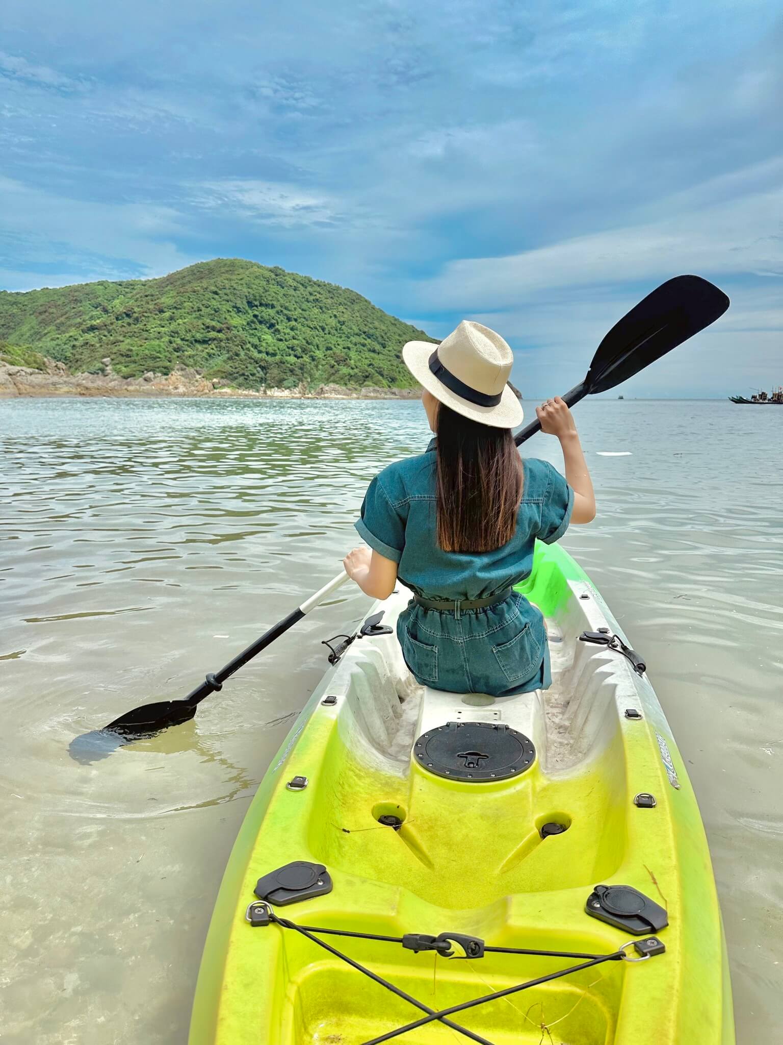 Thuyền lướt nhẹ trên mặt biển phẳng lặng sẽ đưa bạn kết nối gần hơn với thiên nhiên
