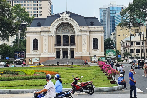 Khung cảnh bên ngoài nhà hát Hồ Chí Minh