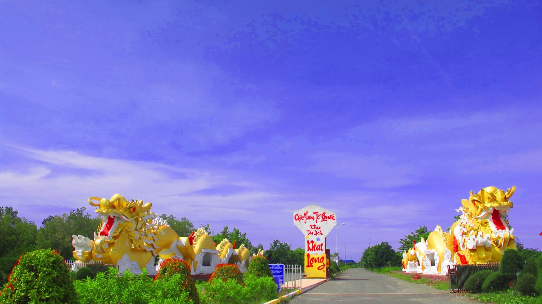 これは、エンターテイメント エリア、ダイニング エリア、リゾート、精神的な建築物を組み合わせた、カマウ岬最大のエンターテイメント プロジェクトの 1 つです。