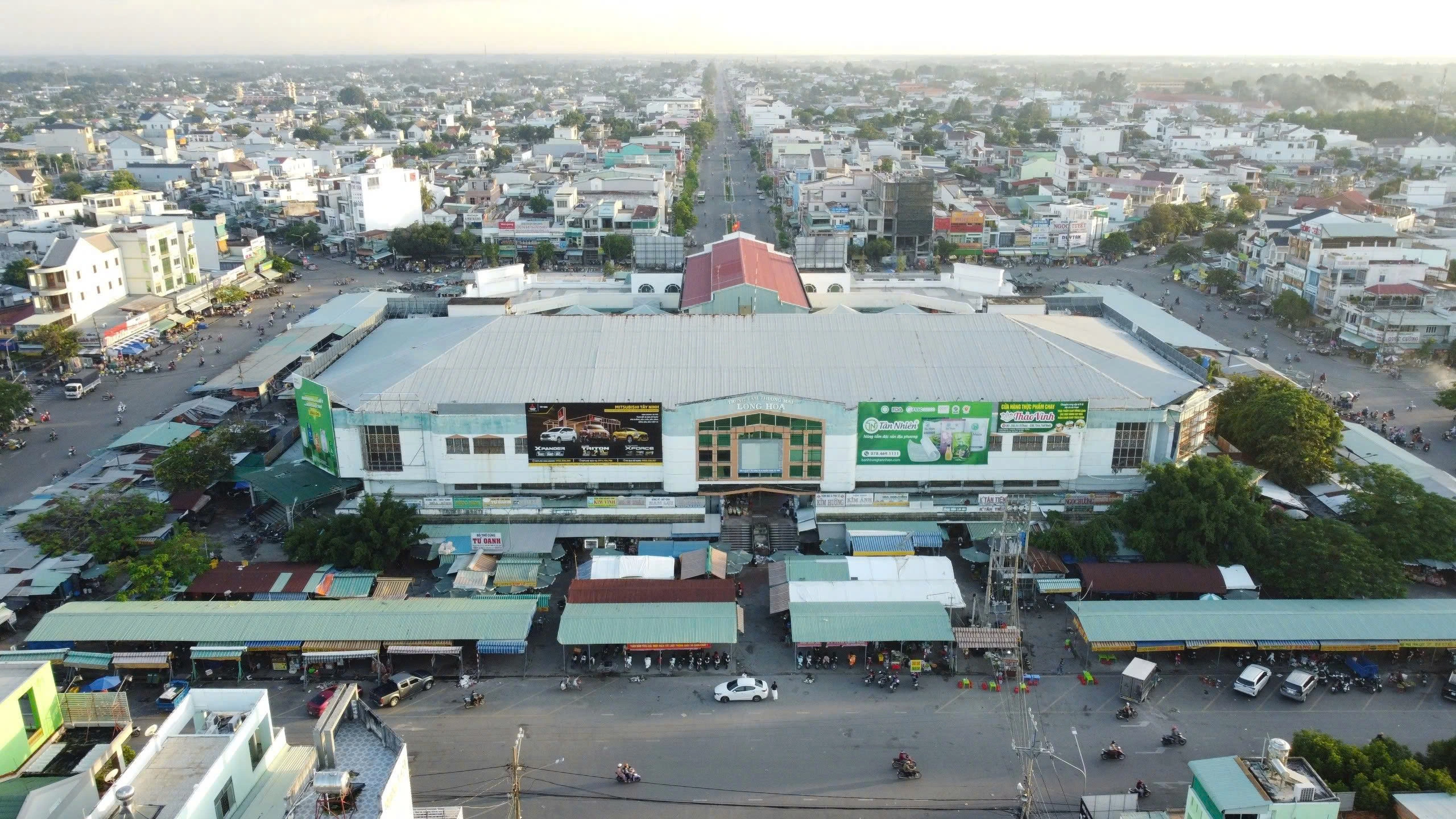 ロンホア市場は重要な商業の中心地であるだけでなく、独特の地元文化を反映し保存する場所でもあります。