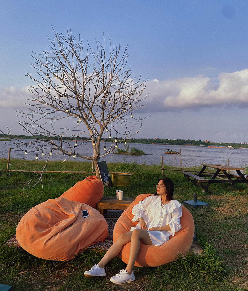 レッド川の岩の多いビーチに沈む夕日。